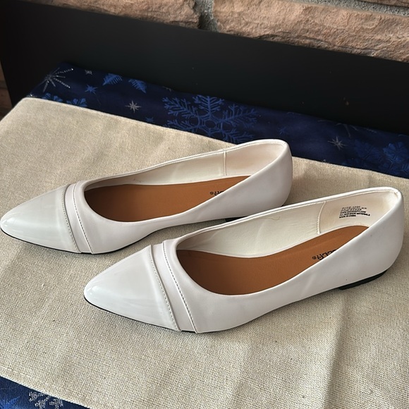 White flats - Picture 2 of 4